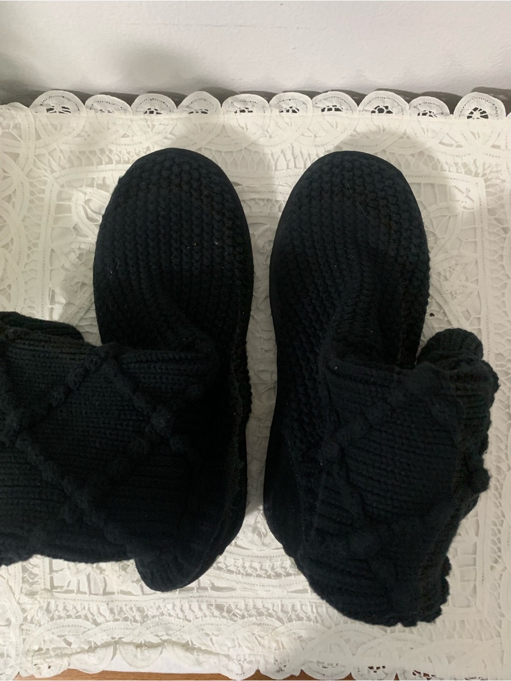 UGG 5879 Classic Argyle Knit Black
Boot Size 7 - Picture 6 of 12